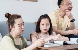 Quand l’adulte devient miroir : être une présence protectrice pour l’enfant Adulte aidant un enfant — présence bienveillante et figure protectrice