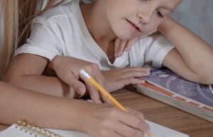Épisode 3 – On doit parfois réapprendre à être parent Parent accompagnant son enfant dans son apprentissage — transmission et diaspora
