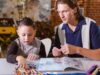 Ces phrases d’enfance qui nous habitent encore (et comment s’en libérer) Enfant en activité créative — liberté d'expression et héritage émotionnel
