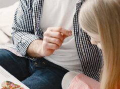 Bienvenue dans le cocon — Le podcast qui accompagne ceux qui accompagnent Parent et enfant lisant un livre ensemble — parentalité consciente