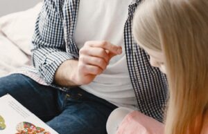 Bienvenue dans le cocon — Le podcast qui accompagne ceux qui accompagnent Parent et enfant lisant un livre ensemble — parentalité consciente