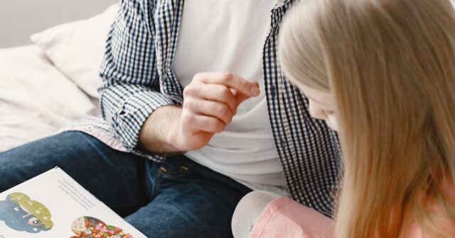 Bienvenue dans le cocon — Le podcast qui accompagne ceux qui accompagnent Parent et enfant lisant un livre ensemble — parentalité consciente